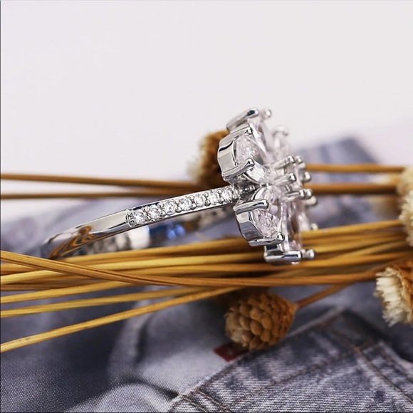 New Beautiful 925 Silver Flower Diamond Ring 💍 - Picture 4 of 5